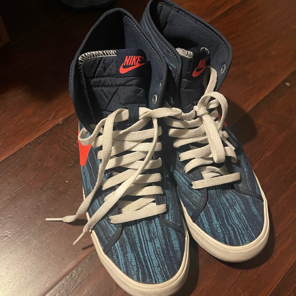 Nike - Picture 2 of 3